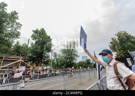 27. Juni 2020, Boston, Massachusetts, USA: Ein Mann hält ein Schild "Blue Lives Matter" während einer pro-polizeilichen Kundgebung vor dem Statehouse in Boston. Mehrere hundert Gegenprotestierende versammeln sich auf der anderen Straßenseite, um gegen die Kundgebung zu protestieren. Quelle: Keiko Hiromi/AFLO/Alamy Live News Stockfoto