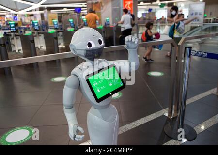 Athen. Juni 2020. Das Foto vom 26. Juni 2020 zeigt einen Pepper Roboter am Athens International Airport in Athen, Griechenland. DAZU: 'Feature: Athens int'l Airport rekrutiert Roboter, um Reisende über COVID-19-Maßnahmen zu informieren' Credit: Marios Lolos/Xinhua/Alamy Live News Stockfoto