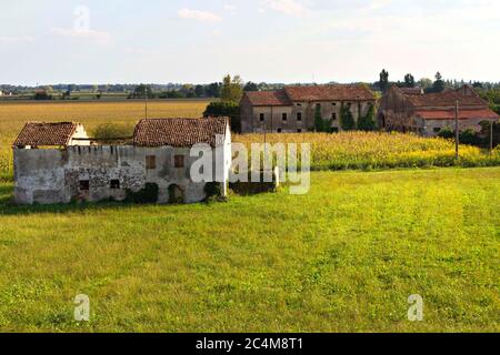 Überreste eines verlassenen Gebäudes in der Po-Ebene, Lombardei, Italien Stockfoto