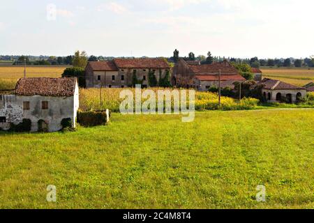 Überreste eines verlassenen Gebäudes in der Po-Ebene, Lombardei, Italien Stockfoto