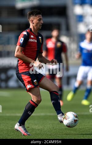 Brescia, Italien - 27. Juni 2020: Antonio Barreca von Genua FC in Aktion während der Serie A Fußballspiel zwischen Brescia Calcio und Genua FC. Das Spiel endete mit einem 2-2 Unentschieden. Quelle: Nicolò Campo/Alamy Live News Stockfoto