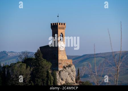 Wunderschöne Aussicht auf den herrlichen Uhrenturm, der an einem sonnigen Tag in Brisighella, Italien, festgehalten wurde Stockfoto