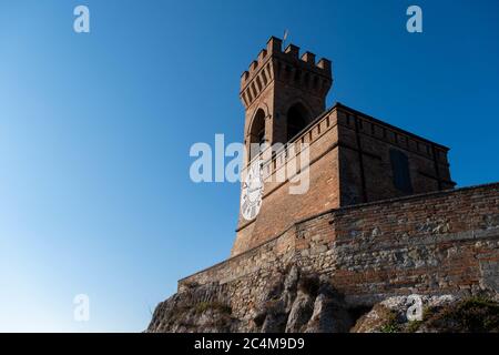 Low-Angle-Aufnahme des wunderschönen Uhrturms der Via Degli Asini, aufgenommen in Brisighella, Italien Stockfoto