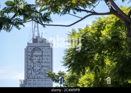 BUENOS AIRES, ARGENTINIEN - 24. März 2019: Bau des Ministeriums für soziale Entwicklung mit großem Stahlbild von Eva Peron (Evita). Stockfoto