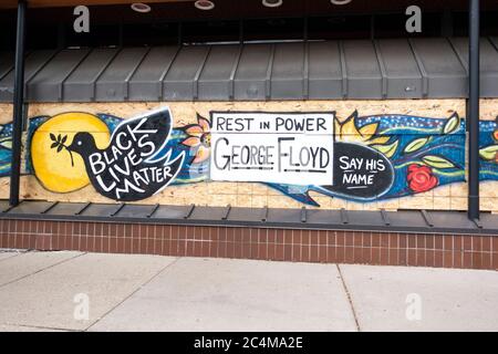 George Floyd 'Rest in Power' 'Black Lives Matter' 'Say His Name' auf Sperrholz-Fenster gemalt. Protektoren. Minneapolis Minnesota, USA Stockfoto