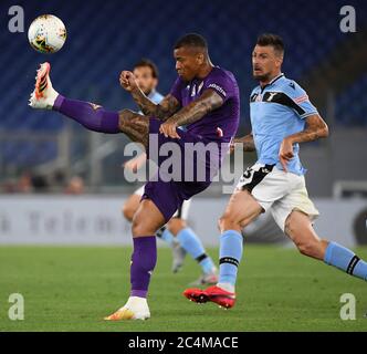 Rom. Juni 2020. Fiorentinas Igor Julio (L) spielt mit dem Latium Francesco Acerbi während eines Fußballspiels zwischen Latium und Fiorentina in Rom, Italien, 27. Juni 2020. Quelle: Xinhua/Alamy Live News Stockfoto