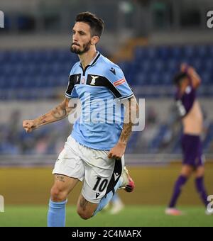 Rom. Juni 2020. Luis Alberto aus Latium feiert sein Tor während eines Fußballspiels der Serie A zwischen Latium und Fiorentina in Rom, Italien, 27. Juni 2020. Quelle: Xinhua/Alamy Live News Stockfoto