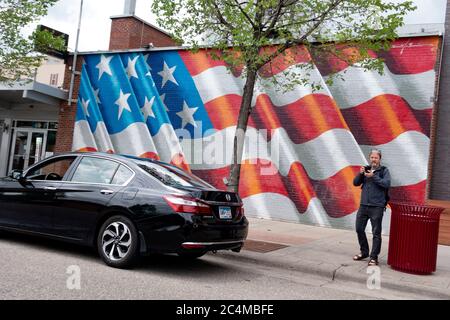 American Flag gemalte Ziegelmauer auf Lake Street Shop. Besonders relevant nach den Unruhen nach George Floyd Tod. Minneapolis Minnesota, USA Stockfoto