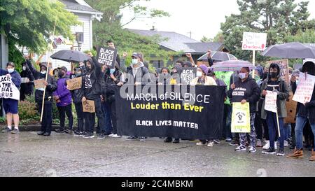 Stille Demonstranten marschieren im Regen durch die Viertel von Seattle und machen auf die Black Lives Matter Bewegung und die Brutalität der Polizei aufmerksam Stockfoto