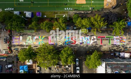 Es heißt, dass Schwarz in der Chaz- oder Chop-Zone in Seattle Materie auf der Pine Street in Farbe lebt Stockfoto