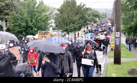 Stille Demonstranten marschieren im Regen durch die Viertel von Seattle und machen auf die Black Lives Matter Bewegung und die Brutalität der Polizei aufmerksam Stockfoto