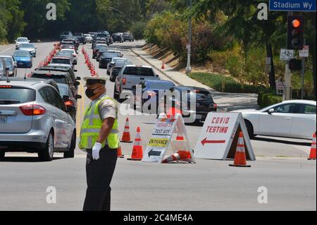 Lynwood, Usa. Juni 2020. Die Bewohner gehen auf den Parkplatz des Dodger Stadions, wo am Samstag, den 27. Juni 2020, kostenlose COVID-19 Tests für Termine am nächsten Tag in Los Angeles zur Verfügung stehen. Die Bezirksbeamten berichten weiterhin von „signifikanten Erhöhungen“ bei Coronavirus-Fällen und Krankenhauseinweisungen. Foto von Jim Ruymen/UPI Kredit: UPI/Alamy Live Nachrichten Stockfoto