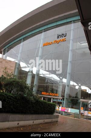 Milton Keynes, Großbritannien. Juni 2020. Haupteingang zum Intu Einkaufszentrum in Milton Keynes.Intu, Großbritanniens größter Shoppingcenter-Besitzer mit 17 Standorten in Großbritannien, hat Administratoren angerufen. Das schuldenbeladene Unternehmen, zu dessen riesigen Einkaufszentren MetroCenter und Trafford Center in Nordengland und Lakeside im Südosten gehören, beschäftigt rund 2,500 Mitarbeiter direkt und weitere 100,000 Mitarbeiter arbeiten in Geschäften und Restaurants in seinen Zentren. Kredit: SOPA Images Limited/Alamy Live Nachrichten Stockfoto