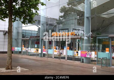 Milton Keynes, Großbritannien. Juni 2020. Hintereingang des Intu Einkaufszentrums in Milton Keynes, Großbritannien.Intu, Großbritanniens größter Shoppingcenter-Besitzer mit 17 Standorten in Großbritannien, hat Administratoren angerufen. Das schuldenbeladene Unternehmen, zu dessen riesigen Einkaufszentren MetroCenter und Trafford Center in Nordengland und Lakeside im Südosten gehören, beschäftigt rund 2,500 Mitarbeiter direkt und weitere 100,000 Mitarbeiter arbeiten in Geschäften und Restaurants in seinen Zentren. Kredit: SOPA Images Limited/Alamy Live Nachrichten Stockfoto
