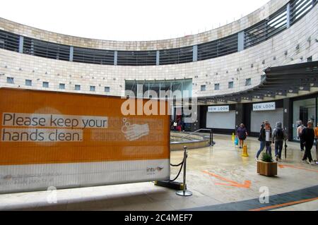 Milton Keynes, Großbritannien. Juni 2020. Banner zum Händewaschen am Eingang des Intu Einkaufszentrums in Milton Keynes.Intu, Großbritanniens größter Eigentümer von Einkaufszentren mit 17 Standorten in Großbritannien, hat Administratoren angerufen. Das schuldenbeladene Unternehmen, zu dessen riesigen Einkaufszentren MetroCenter und Trafford Center in Nordengland und Lakeside im Südosten gehören, beschäftigt rund 2,500 Mitarbeiter direkt und weitere 100,000 Mitarbeiter arbeiten in Geschäften und Restaurants in seinen Zentren. Kredit: SOPA Images Limited/Alamy Live Nachrichten Stockfoto