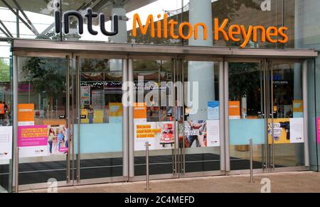 Milton Keynes, Großbritannien. Juni 2020. Hintereingang des Intu Einkaufszentrums in Milton Keynes, Großbritannien.Intu, Großbritanniens größter Shoppingcenter-Besitzer mit 17 Standorten in Großbritannien, hat Administratoren angerufen. Das schuldenbeladene Unternehmen, zu dessen riesigen Einkaufszentren MetroCenter und Trafford Center in Nordengland und Lakeside im Südosten gehören, beschäftigt rund 2,500 Mitarbeiter direkt und weitere 100,000 Mitarbeiter arbeiten in Geschäften und Restaurants in seinen Zentren. Kredit: SOPA Images Limited/Alamy Live Nachrichten Stockfoto