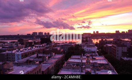 Sonnenuntergang gesehen in Harlem in New York City in den Vereinigten Staaten an diesem Samstag, 27. Stockfoto