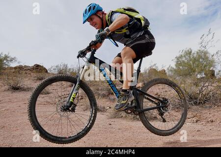 Ein Mountainbiker fährt durch das harte Gelände in der Wüste von Arizona. Stockfoto