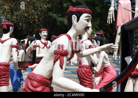 Ang Thong, Thailand. Februar 2010. Steinfiguren, die thailändische Geistgläubige im Wat Muang Tempel repräsentieren, dem heiligen buddhistischen Ort der Anbetung in der Provinz Ang Thong, 120 km von Bangkok entfernt. Kredit: Paul Lakatos/SOPA Images/ZUMA Wire/Alamy Live Nachrichten Stockfoto