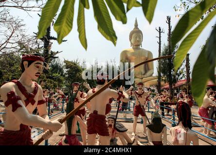 Ang Thong, Thailand. Februar 2010. Steinfiguren, die thailändische Geistgläubige im Wat Muang Tempel repräsentieren, dem heiligen buddhistischen Ort der Anbetung in der Provinz Ang Thong, 120 km von Bangkok entfernt. Kredit: Paul Lakatos/SOPA Images/ZUMA Wire/Alamy Live Nachrichten Stockfoto