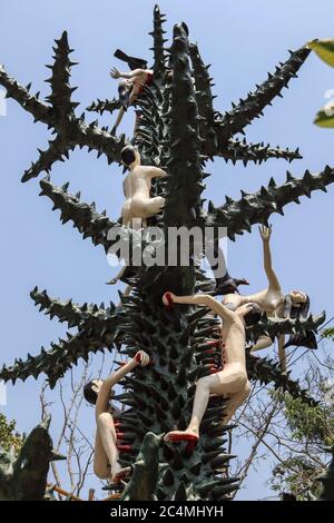 Ang Thong, Thailand. Februar 2010. Steinfiguren, die thailändische Geistgläubige im Wat Muang Tempel repräsentieren, dem heiligen buddhistischen Ort der Anbetung in der Provinz Ang Thong, 120 km von Bangkok entfernt. Kredit: Paul Lakatos/SOPA Images/ZUMA Wire/Alamy Live Nachrichten Stockfoto