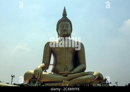 Ang Thong, Thailand. Februar 2010. Der Wat Muang Tempel, der heilige buddhistische Ort der Anbetung in der Provinz Ang Thong, liegt 120 km von Bangkok entfernt. Es ist die höchste Buddha-Statue im Königreich, mit einer Höhe von 92 Metern und einer Breite von 63 Metern. Kredit: Paul Lakatos/SOPA Images/ZUMA Wire/Alamy Live Nachrichten Stockfoto