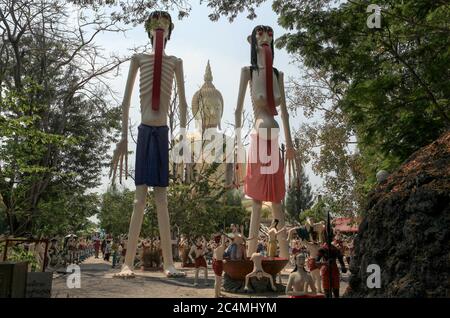 Ang Thong, Thailand. Februar 2010. Steinfiguren, die thailändische Geistgläubige im Wat Muang Tempel repräsentieren, dem heiligen buddhistischen Ort der Anbetung in der Provinz Ang Thong, 120 km von Bangkok entfernt. Kredit: Paul Lakatos/SOPA Images/ZUMA Wire/Alamy Live Nachrichten Stockfoto