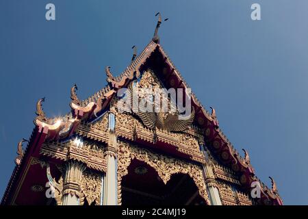 Ang Thong, Thailand. Februar 2010. Das verzierte Dach des Wat Muang, dem heiligen buddhistischen Ort der Anbetung in der Provinz Ang Thong, liegt 120 km von Bangkok entfernt. Kredit: Paul Lakatos/SOPA Images/ZUMA Wire/Alamy Live Nachrichten Stockfoto