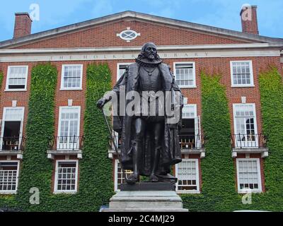 London, Großbritannien - 29. Juli 2013: Statue des Staatsmannes und Autors Francis Bacon, im Hof von Gray's Inn, wo er als Rechtsanwalt ausgebildet wurde. Stockfoto