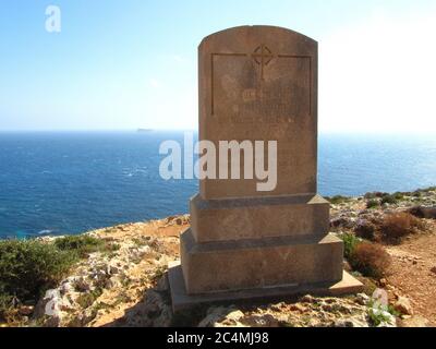 QRENDI, MALTA - 04. Jun 2014: Gedenkstätte an Walter Norris Congreve, Gouverneur von Malta, begraben auf See, zwischen Malta und Filfla, in der Nähe von Imnajdra. Blaues Meer Stockfoto
