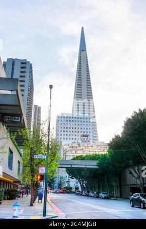 SAN FRANCISCO - 2. APRIL 2018: Die ikonische Transamerica Pyramide erhebt sich über der Skyline in der Innenstadt von San Francisco. Stockfoto