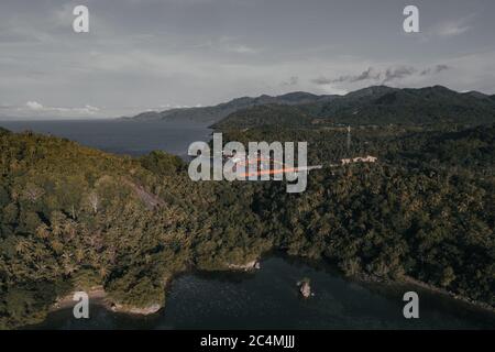 Panoramablick auf ein kleines Küstendorf auf einer Insel Auf den Philippinen Stockfoto