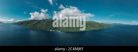 Panoramablick auf ein kleines Küstendorf auf einer Insel Auf den Philippinen Stockfoto