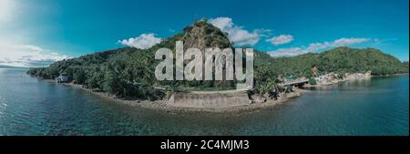 Panoramablick auf ein kleines Küstendorf auf einer Insel Auf den Philippinen Stockfoto