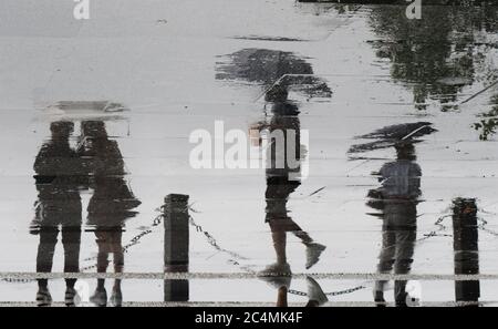 Hangzhou, Hangzhou, China. Juni 2020. ZhejingÃ¯Â¼Å'CHINA-Schatten der Besucher spiegeln sich auf den Steinplatten eines Seeuferparks in Hangzhou, Ostchinas Provinz Zhejiang, 25. Juni 2020. Quelle: SIPA Asia/ZUMA Wire/Alamy Live News Stockfoto