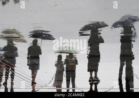 Hangzhou, Hangzhou, China. Juni 2020. ZhejingÃ¯Â¼Å'CHINA-Schatten der Besucher spiegeln sich auf den Steinplatten eines Seeuferparks in Hangzhou, Ostchinas Provinz Zhejiang, 25. Juni 2020. Quelle: SIPA Asia/ZUMA Wire/Alamy Live News Stockfoto