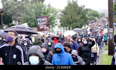 Stille Demonstranten marschieren im Regen durch die Viertel von Seattle und machen auf die Black Lives Matter Bewegung und die Brutalität der Polizei aufmerksam Stockfoto