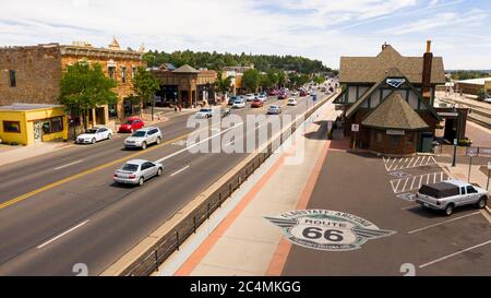 Flagstaff, Arizona/USA - 28. August 2019: Der Verkehr kommt am Bahnhof vorbei an der Route 66 in Flagstaff, Arizona USA 2019 Stockfoto