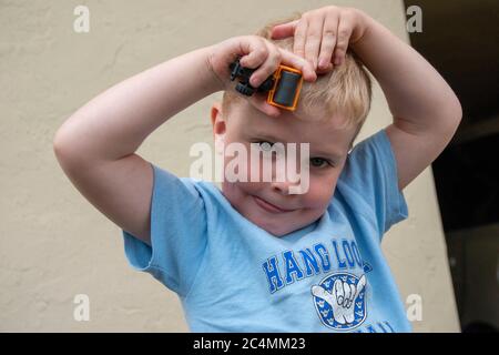 Die Kinder posieren für die Kamera vor ihrem Zuhause in San Rafael, CA. Stockfoto