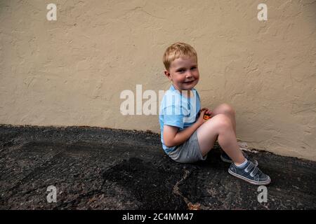 Die Kinder posieren für die Kamera vor ihrem Zuhause in San Rafael, CA. Stockfoto