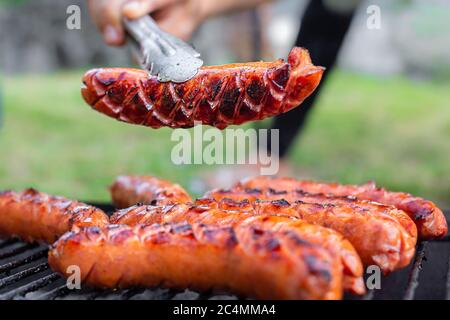 Nahaufnahme von Hot Dogs auf einem Grill mit schönen Grillflecken Stockfoto