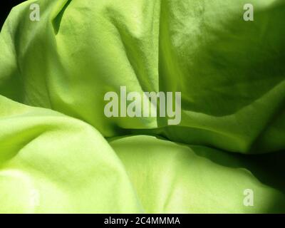 Nahaufnahme von grünen zerknittert synthetischen Stoff Tuch Stockfoto