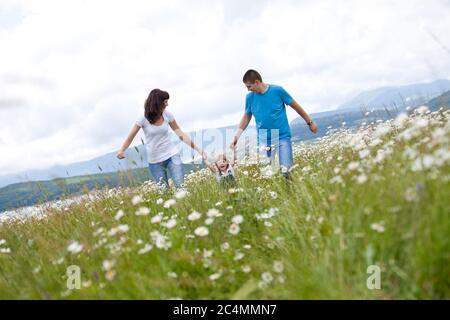 Die Familie ruht in der Natur. Stockfoto