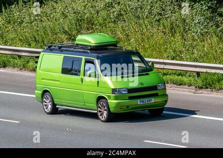 1996 90s Green Volkswagen 1200 D LWB; Fahrzeuge, die sich bewegen, Wohnmobile, Wohnmobil, Wohnmobil, Wohnmobil, Freizeitfahrzeug, Familienurlaub, Caravanette Urlaub, Caravan Urlaub, Autos fahren Fahrzeug auf britischen Straßen, Motoren, Autofahren auf der Autobahn M6 Stockfoto