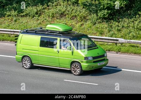 1996 90s Green Volkswagen 1200 D LWB; Fahrzeuge, die sich bewegen, Wohnmobile, Wohnmobil, Wohnmobil, Wohnmobil, Freizeitfahrzeug, Familienurlaub, Caravanette Urlaub, Caravan Urlaub, Autos fahren Fahrzeug auf britischen Straßen, Motoren, Autofahren auf der Autobahn M6 Stockfoto