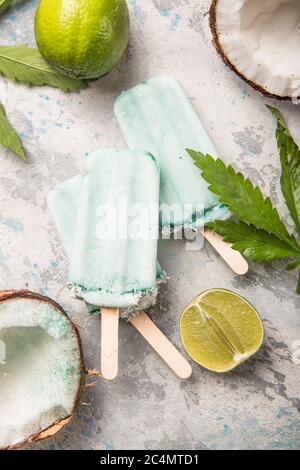 Eis-Eis-Eisdielen mit Kokosnussscheiben, Cannabis auf Betongrund. Stockfoto