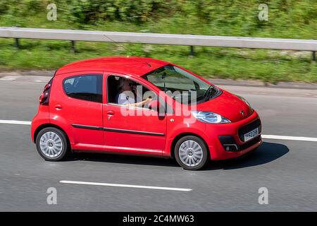 2012 Red Peugeot 107 Active; Fahrzeugverkehr Fahrzeuge, Fahrzeuge, die Fahrzeuge auf britischen Straßen fahren, Motoren, auf der Autobahn M6 fahren Stockfoto