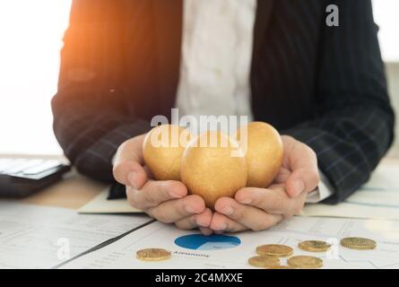 Fonds-Manager bieten goldene Ei für Anleger und der Bericht analysiert die Rendite auf dem Aktienmarkt, Rechner am Schreibtisch. Konzept der Wachstumsinvestition po Stockfoto