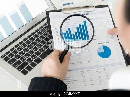 Unternehmensberater analysiert Finanzdiagramm und Grafik. Konzept der Finanzdienstleistungen, Analyse der Rendite auf Investitionen. Stockfoto
