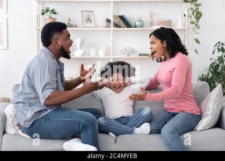 Kleines Afro Mädchen Bedeckt Ohren Nicht Zu Hören Mama Und Papa Streiten Stockfoto